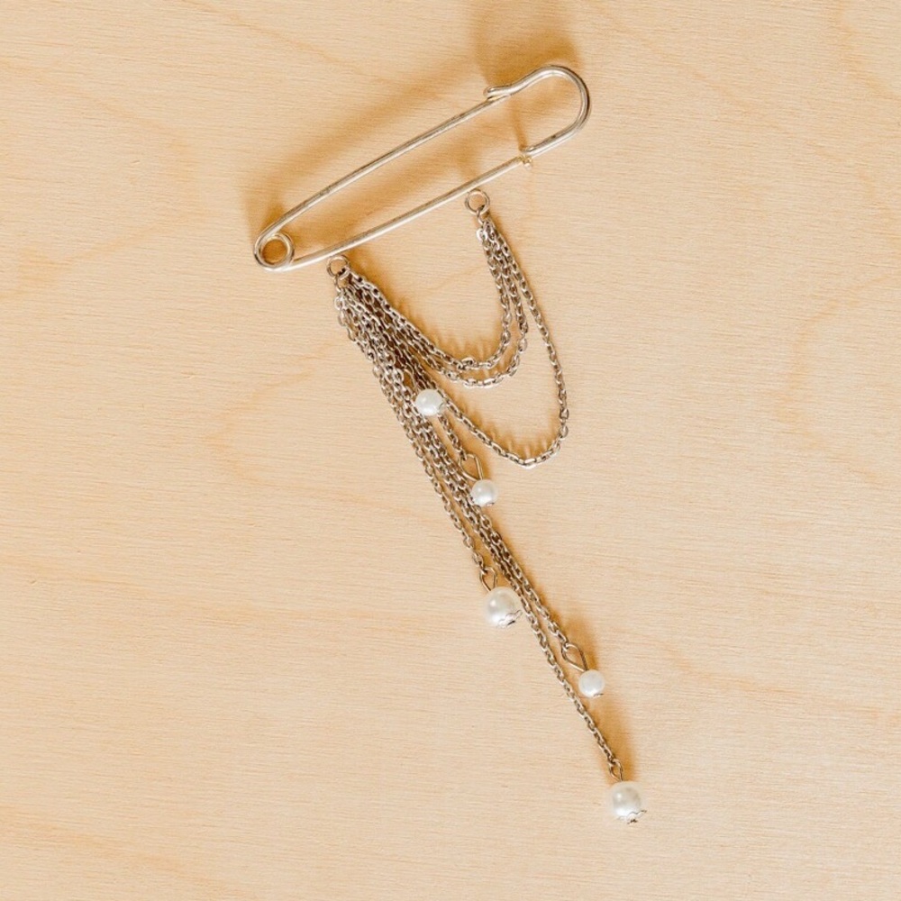 Classic Pearl & Metal Kilt Pin Brooch